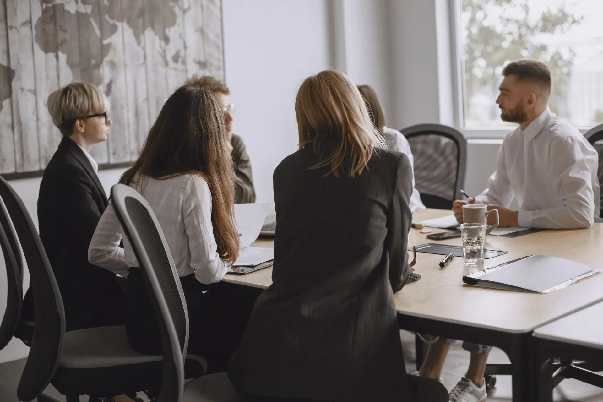 Performance-Marketing-Agentur in einer Besprechung